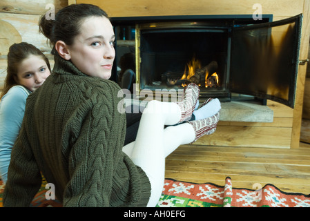 Zwei Mädchen im Teenageralter Kamin, lächelnd in die Kamera Stockfoto