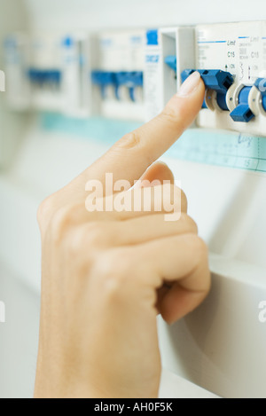 Sicherung, schob Frau beschnitten Blick auf hand Stockfoto