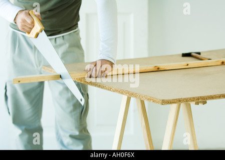 Mann, sägen Holz mit Säge, beschnitten, Ansicht Stockfoto