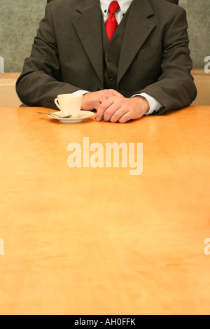 Business-Mann an der Rezeption Tasse Kaffee wartet Stockfoto