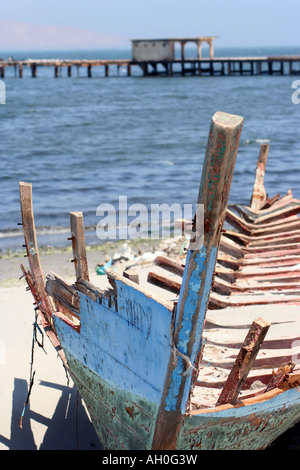 Alten verfallenden Fisherboat Wrack aufgegeben am Ufer des Paracas Peru einmal ein stolzer Boot jetzt aufgegeben und verfallende Stockfoto