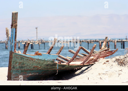 Alten verfallenden Fisherboat Wrack aufgegeben am Ufer des Paracas Peru einmal ein stolzer Boot jetzt aufgegeben und verfallende Stockfoto