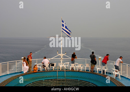 Passagiere auf der stern-Schiene eines griechischen Fähre Segeln am Ionischen Meer Stockfoto