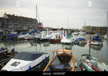 West Bay und Kai Dorset zeigt die Boote im Hafen Stockfoto