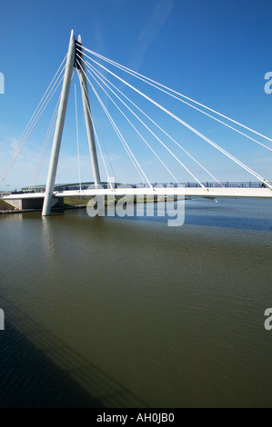 Die neue Marine Weg Brücke über den See mit Booten in Southport, Merseyside Stockfoto