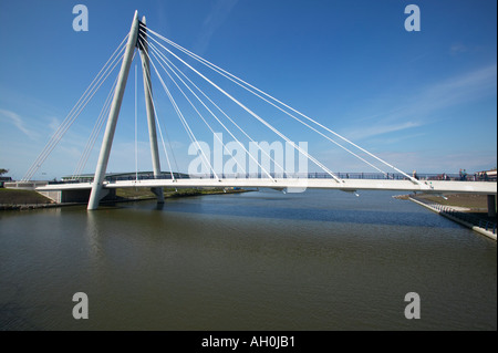 Die neue Marine Weg Brücke über den See mit Booten in Southport, Merseyside Stockfoto