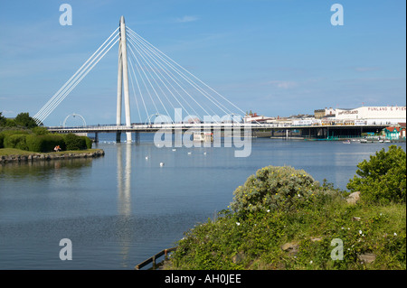 Die neue Marine Weg Brücke über den See mit Booten in Southport, Merseyside Stockfoto