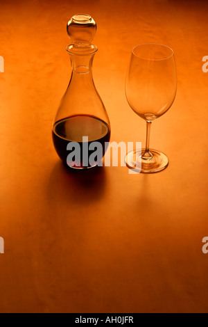 Vorderansicht eines Glas und Wein auf einem Holztisch sehr warmes Gefühl mit Textfreiraum Stockfoto