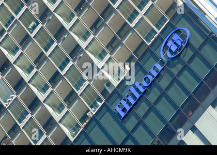 Das Hilton Hotel-Schild an der Beetham Tower, das höchste Bauwerk in Manchester UK Stockfoto