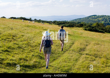 Wanderer auf dem Weg Cotswold Cleeve Common in der Nähe von Cheltenham, Gloucestershire Stockfoto