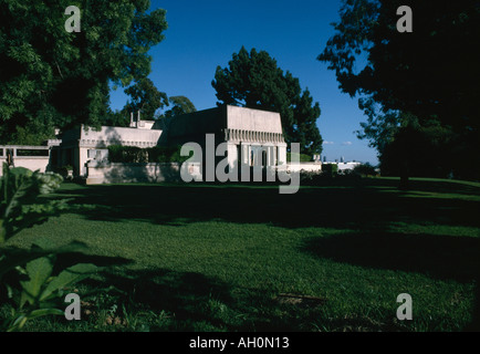 Hollyhock House / Aline Barnsdall House, 4808 Hollywood Boulevard, Los Angeles, 1919-1921. Aussenansicht vom Garten. Stockfoto