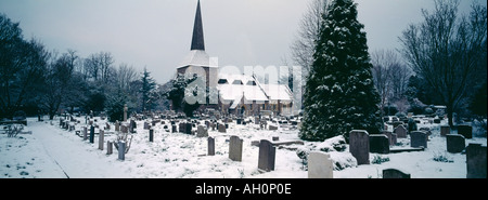 Friedhof im Schnee bei All Saints Church in Banstead Surrey England Stockfoto