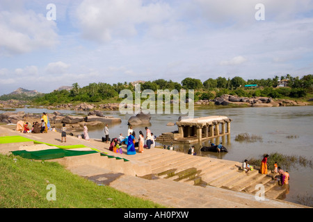 Menschen versammelten sich auf der Treppe am Tungabhadra Fluss in Hampi Indien der Elefant, die Lakshmi im Wasser gebadet wird Stockfoto