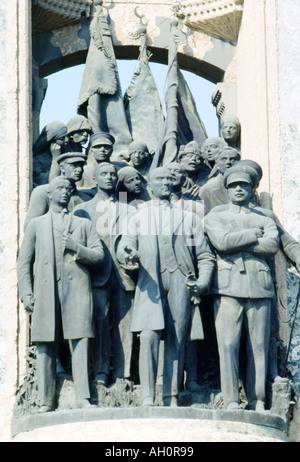 Denkmal der türkischen Republik Istanbul auf dem Taksim-Platz zum Gedenken an die Gründung der türkischen Republik mit Mustafa Kemal Atatürk und den Commorades in West Stockfoto