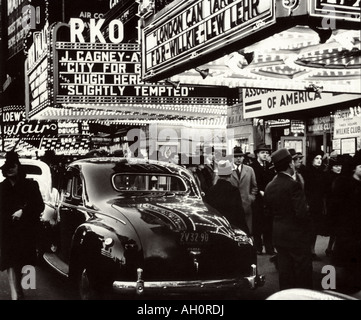 NEW YORK Kino Menschenmassen am Times Square im Jahr 1940 wo LONDON können TAKE IT und Stadt für Eroberung zeigen Stockfoto
