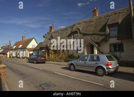 Reetdach Ferienhäuser in The Street in Badwell Asche, Suffolk, UK Stockfoto