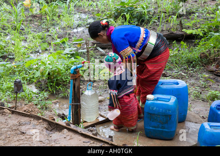 Hill Tribe Frau sammeln Trinkwasser Thailand - Thai Hill Tribe Stockfoto