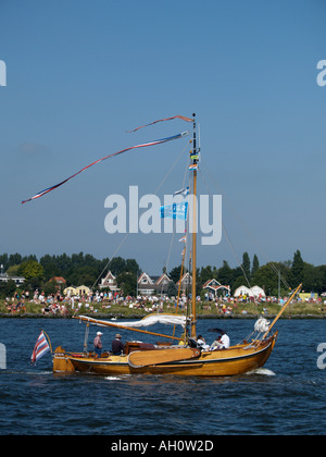 Typischen altholländischen Flachboden Fischerboot Segeln Dies ist eine Art Botter Amsterdam Niederlande Stockfoto