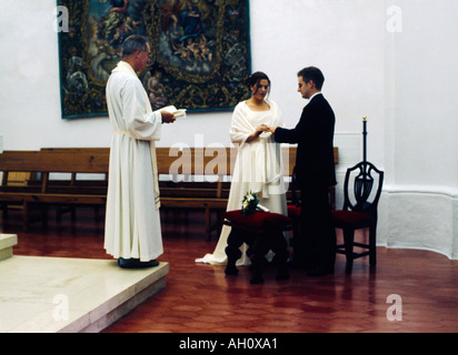 Monte Toro Menorca Balearen Spanien Braut Bräutigam Hochzeit im Augustinerkloster Finger Ring Inverkehrbringen Stockfoto
