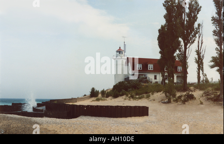 Wellen am Lake Michigan krachte gegen die Ufermauer an PT Betsie Leuchtturm, Freeport-Michigan Stockfoto