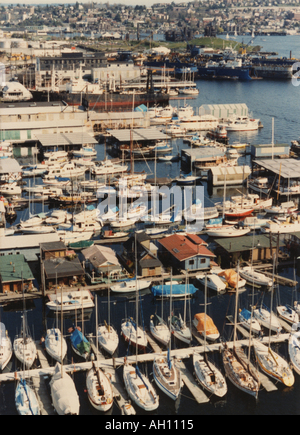 Marina mit Hausbooten auf Lake Union, in Seattle, Washington mit Gas Works Park in der Ferne. Stockfoto