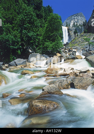 Unter Vernal Falls im Yosemite-Nationalpark in Kalifornien Stockfoto