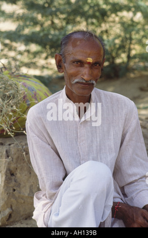 Porträt des brahminschen Priesters in Jaisalmer, Rajasthan, Indien. Stockfoto