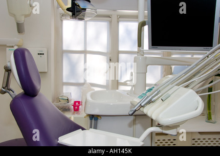 Leerer Stuhl im zahnärztlichen Behandlungsraum Stockfoto