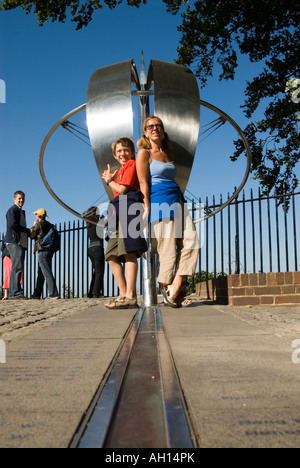 Touristen posieren auf dem Nullmeridian im Royal Observatory in Greenwich London England UK Stockfoto