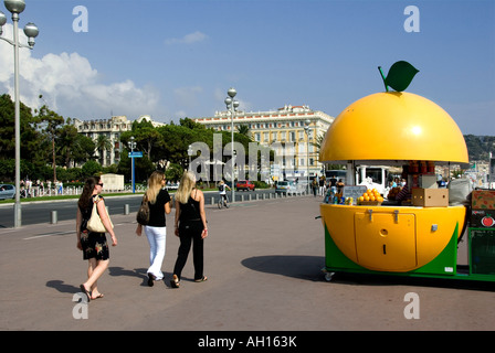 Eine mobile Saftbar auf der Promenade des Anglais in Nizza an der Cote d ' Azur, Südfrankreich Stockfoto