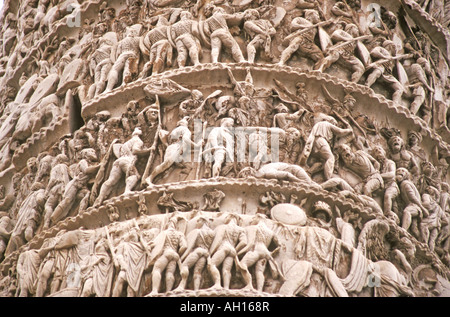 DETAIL AUS DER SPIRALE BILD RELIEF AUF DER SPALTE VON MARCUS AURELIUS, PIAZZA COLONNA IN ROM ITALIEN Stockfoto