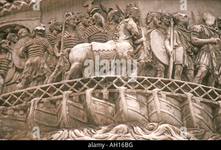 DETAIL AUS DER SPIRALE BILD RELIEF AUF DER SPALTE VON MARCUS AURELIUS, PIAZZA COLONNA IN ROM ITALIEN Stockfoto