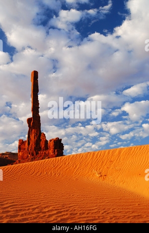 Monument Valley - Totempfahl bei Sonnenaufgang Stockfoto