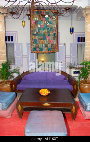 Essaouira, Marokko Riad El Madina, Innere des typischen Hippie afrikanischen Hotellandschaft der Hof lila Lounge Sofa Stockfoto