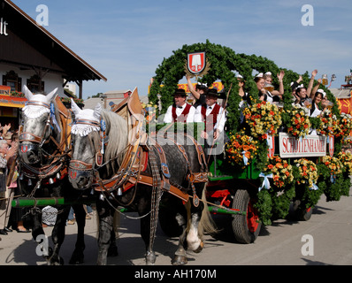 Bier-Wagen auf Münchner Oktoberfest Eröffnung Parade dekoriert Stockfoto