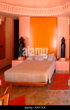 Marokko, Marrakesch, Hotel Amanjena Pavillon, persönliche Suite Schlafzimmer in hellen Lachs rosa Farbe Farbe dekoriert Stockfoto