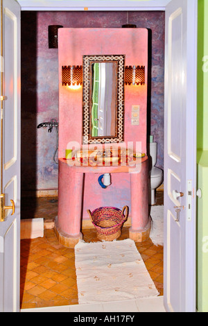 Marokko Essaouira Riad El Madina hippy hotel Interieur der typisch afrikanischen rosa Farbe Waschbecken aus Grün Schlafzimmer Stockfoto