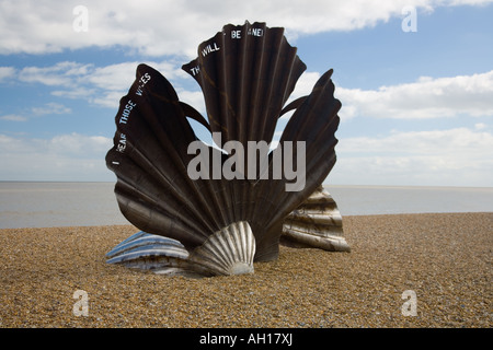 Aldeburgh, Suffolk, England, "Jakobsmuschel" Muschel-Skulptur von Maggi Hambling zu Ehren von Benjamin Britten Stockfoto