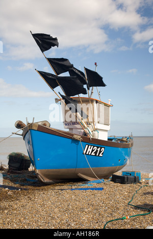 Angelboot/Fischerboot mit schwarzen Fahnen auf Marker Bojen in Aldeburgh, Suffolk, England Stockfoto