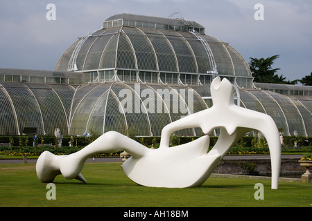 Henry Moore bei Kew Gärten 2007/8 - große liegende Figur 1984 Stockfoto