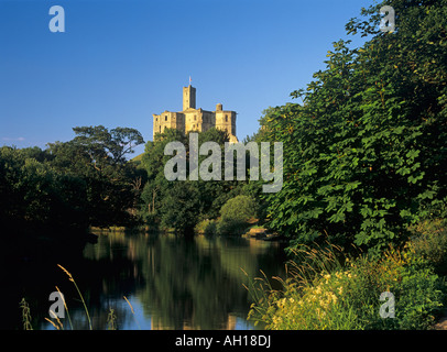 Warkworth Castle in Northumberland spiegelt sich in den stillen Wassern des Flusses Coquet Stockfoto