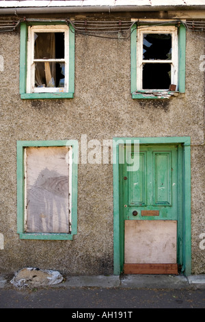 UK Nordirland County Down Killough verfallenes Haus in der Hauptstraße Stockfoto