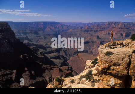 Weibliche Touristen am Südrand von der Grand Canyon Arizona USA Vereinigte Staaten von Amerika Stockfoto