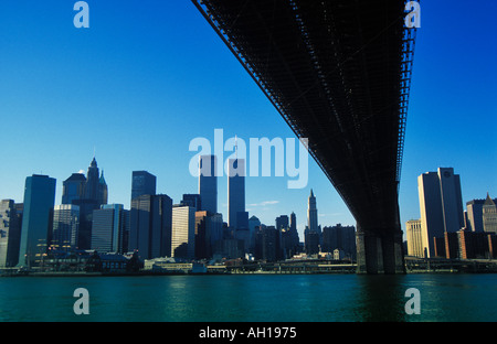 1999 - Skyline von Manhattan mit Zwillingstürmen am 9/11 zerstört Von unterhalb der Brooklyn Bridge New York USA united States Von amerika Stockfoto
