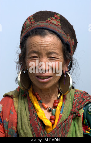 Tamang Frau lächelt, als sie ein Fremder, Tamang Heritage Trail Nepal grüßt Stockfoto