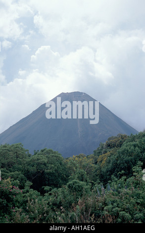 Volcan Izalco, ein Betonklotz Kegel Vulkan im Nationalpark Cerro Verde, El Salvador Stockfoto