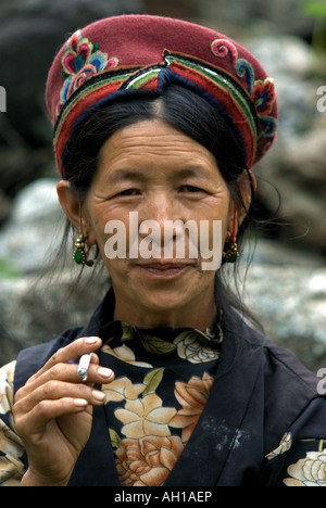 Rauchende Tamang Frau, Tamang Heritage Trail, Nepal Stockfoto