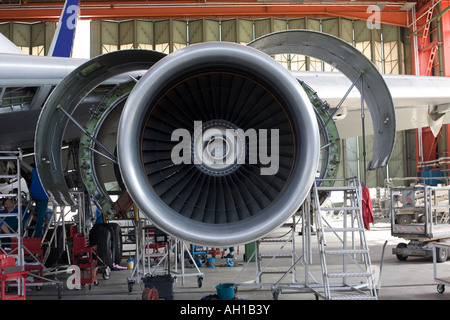 geöffnete Flugmotor im hangar Stockfoto