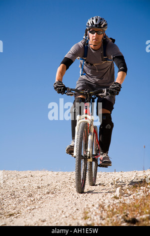 Mountainbiker fahren über Kamm der Hügel Stockfoto