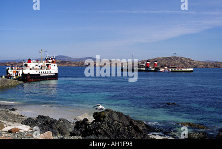 PS Waverley verankert aus Iona Schottland im Mai 2002 mit CalMac Auto und Passagierfähre MV Loch Buie am pier Stockfoto